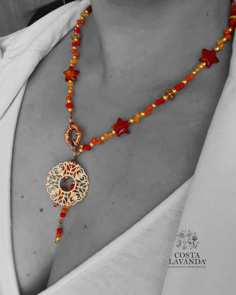 Matinée rojo, naranja, amarillo con estrellas y dije de mandala