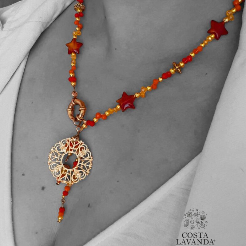 Matinée rojo, naranja, amarillo con estrellas y dije de mandala
