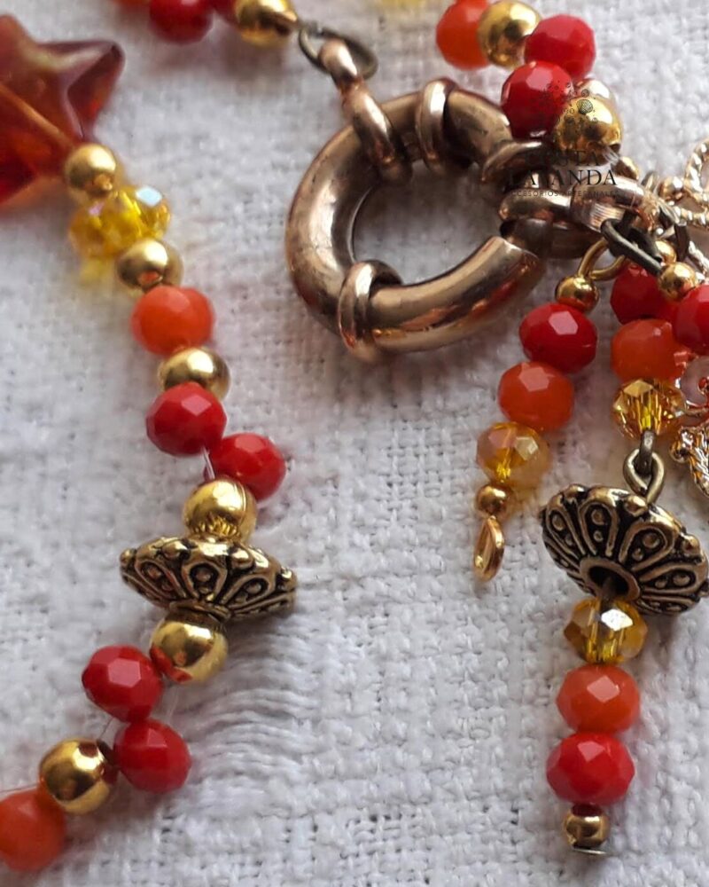 Matinée rojo, naranja, amarillo con estrellas y dije de mandala