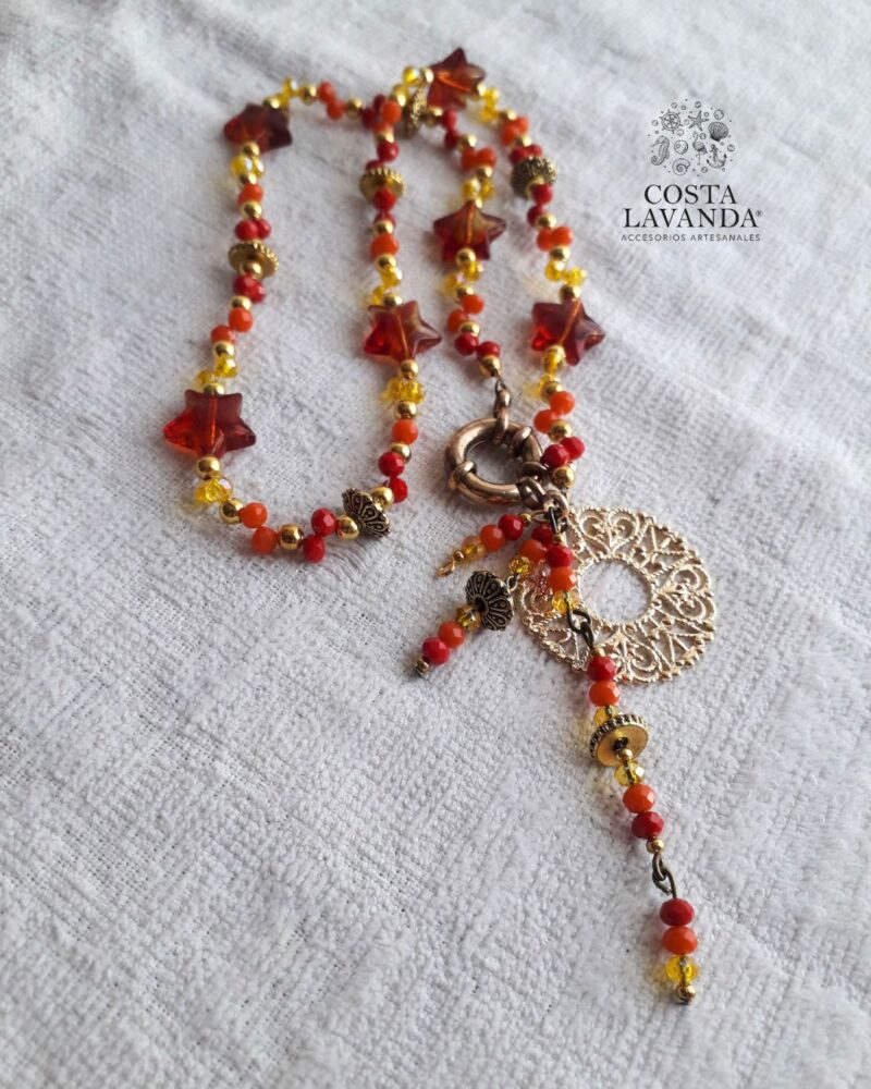 Matinée rojo, naranja, amarillo con estrellas y dije de mandala