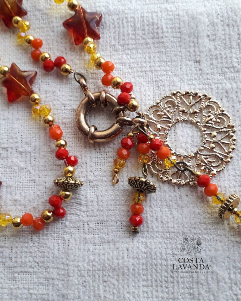 Matinée rojo, naranja, amarillo con estrellas y dije de mandala